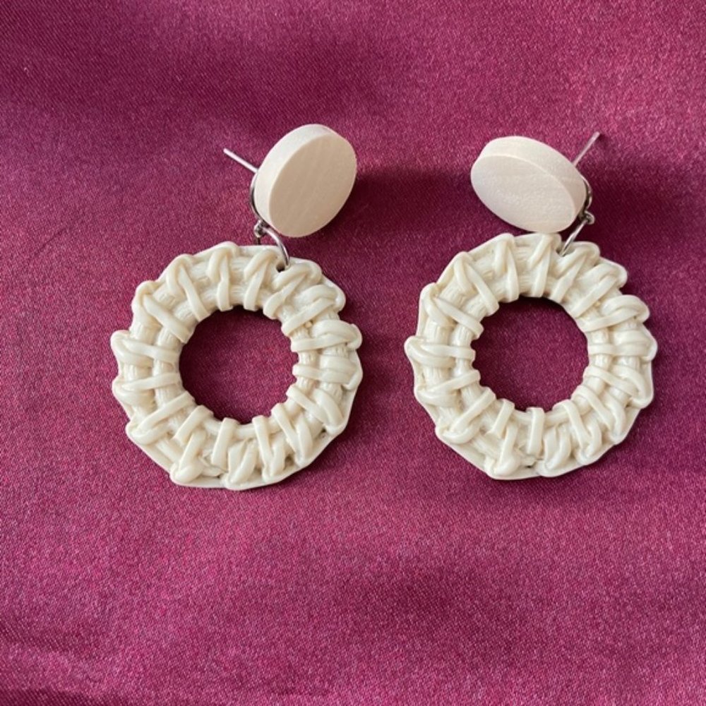LAST ONE 💖Straw Wicker Earrings - Picture 3 of 5
